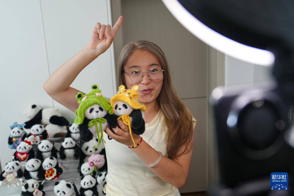 “悦己”：中国兴起“犒赏”消费新势力PG电子麻将胡了2模拟器从“必需”到(图2)